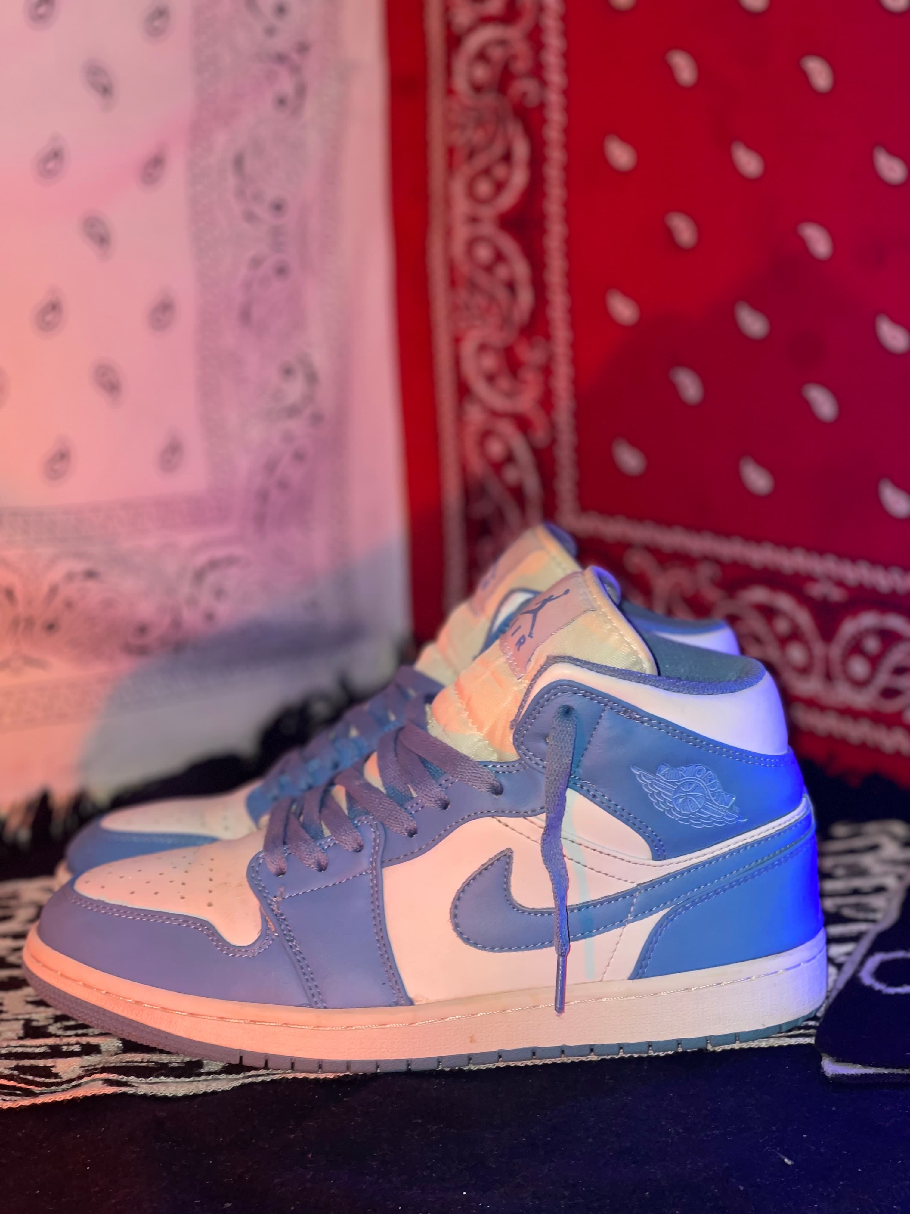 Jordan 1 mid unc