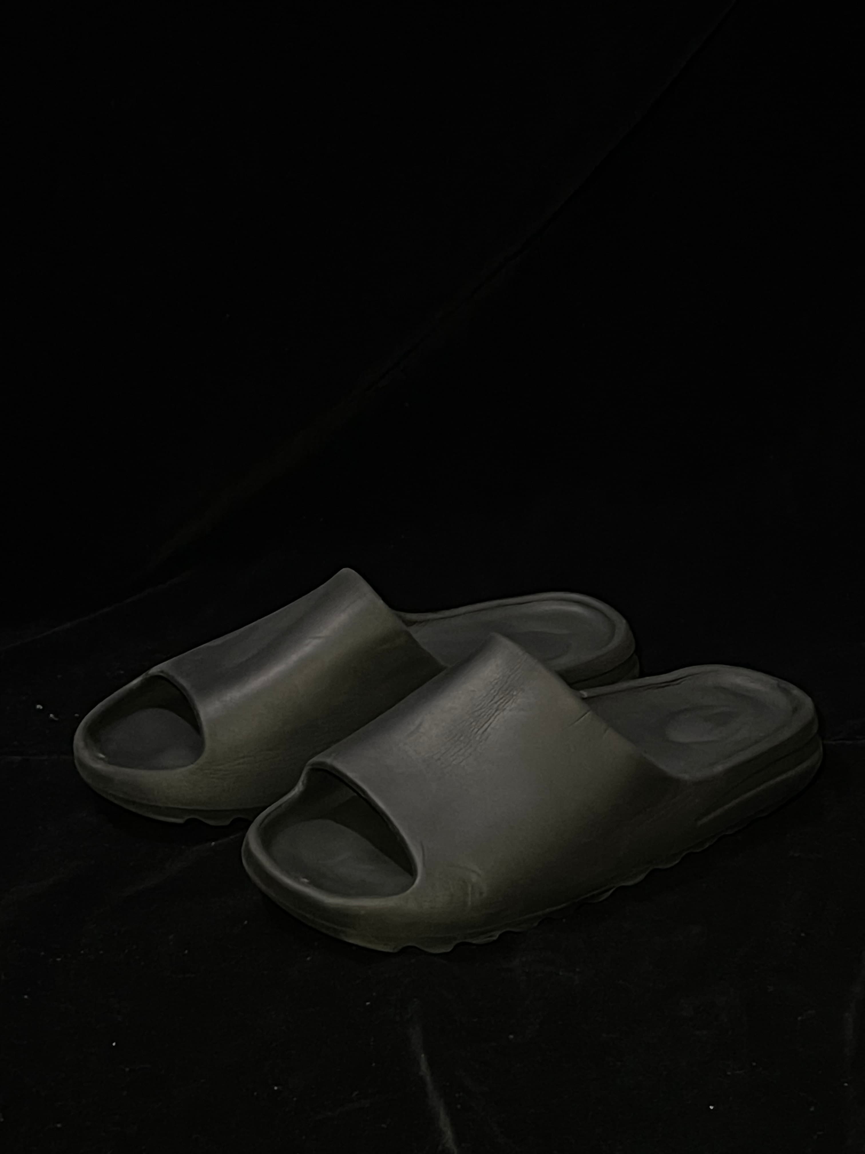 Yeezy slide black