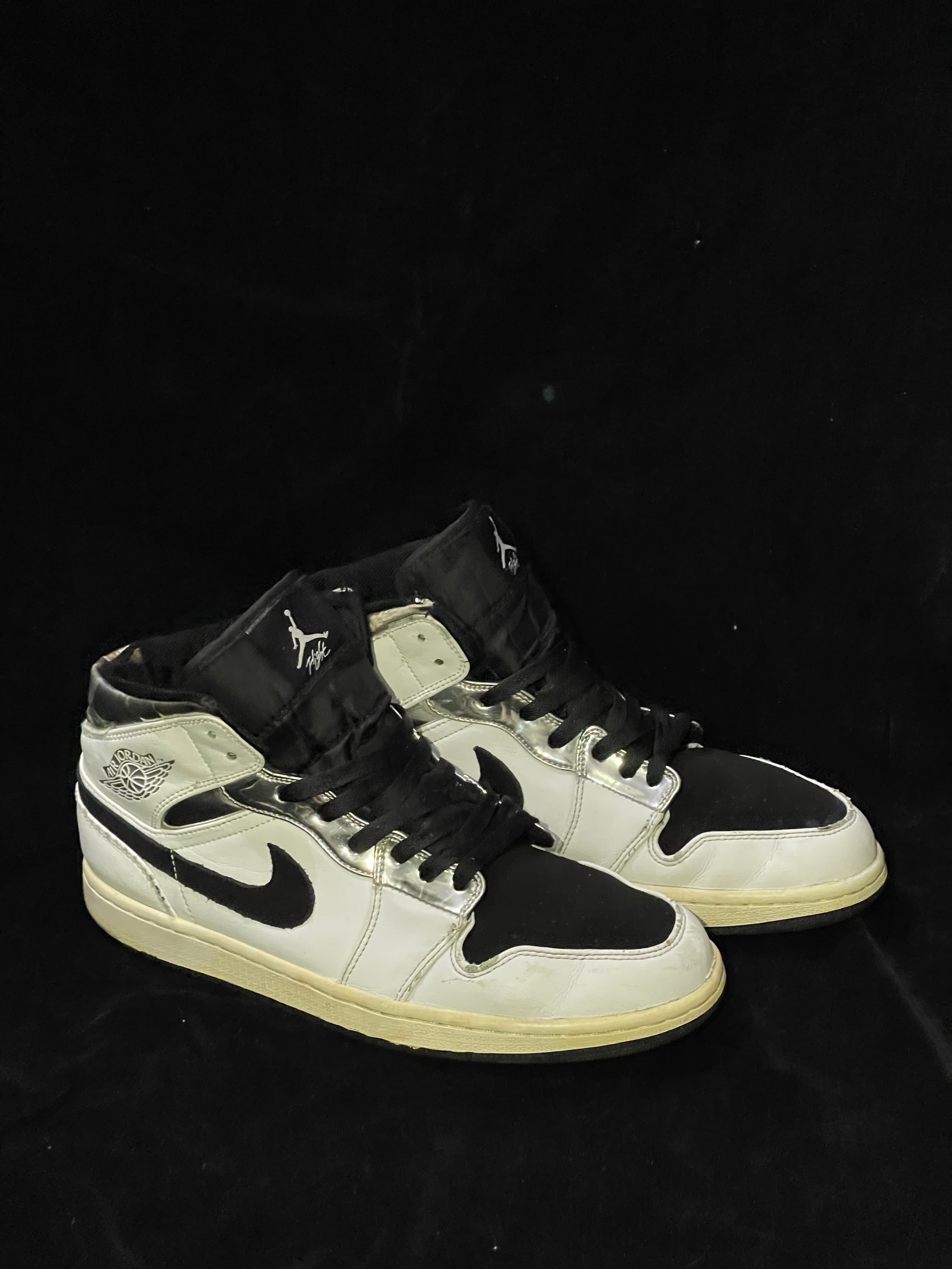 Jordan 1 mids white black